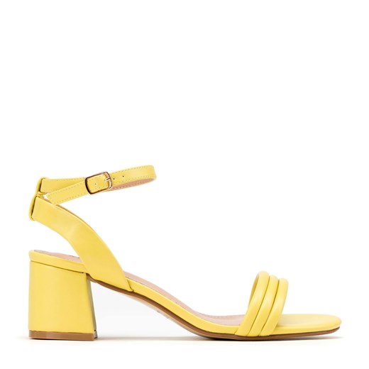 Damskie sandały z paskami na słupku żółte ze sklepu WITTCHEN w kategorii Sandały damskie - zdjęcie 171007258