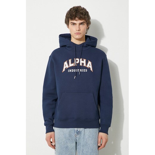 Alpha Industries bluza College Hoody męska kolor granatowy z kapturem z nadrukiem 146331 ze sklepu PRM w kategorii Bluzy męskie - zdjęcie 171011729