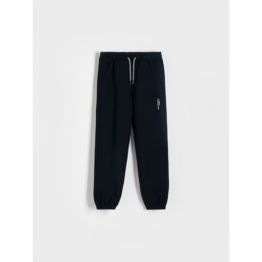 Reserved - Dresowe joggery z nadrukiem - czarny ze sklepu Reserved w kategorii Spodnie chłopięce - zdjęcie 171016878
