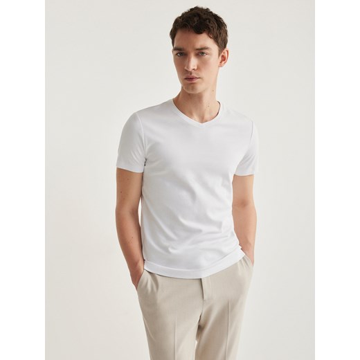 Reserved - T-shirt slim z dekoltem V - biały ze sklepu Reserved w kategorii T-shirty męskie - zdjęcie 171017107