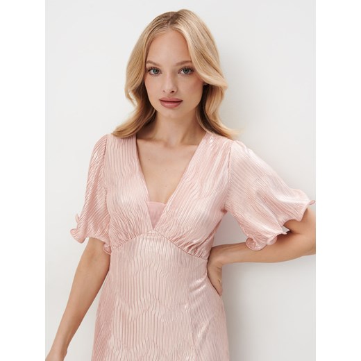 Sukienka Mohito różowa z dekoltem v 