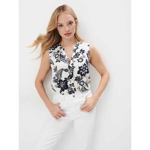 Mohito - Wzorzysta bluzka z dekoltem V - biały ze sklepu Mohito w kategorii Bluzki damskie - zdjęcie 171022137