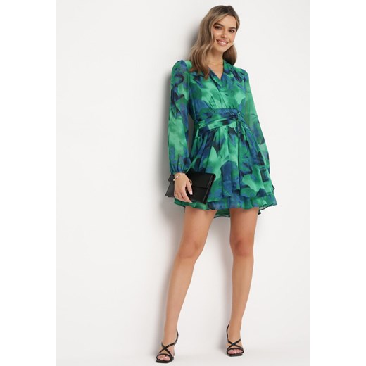Zielona Sukienka Mini z Kopertowym Dekoltem i Wzorem Tie-Dye Arisel L Born2be Odzież okazja