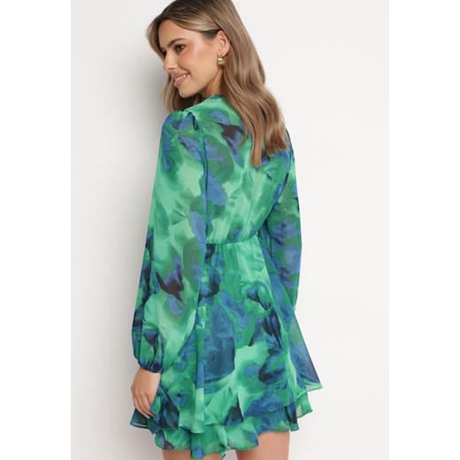 Zielona Sukienka Mini z Kopertowym Dekoltem i Wzorem Tie-Dye Arisel M okazyjna cena Born2be Odzież