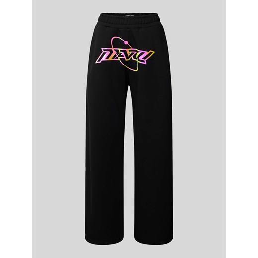 Spodnie dresowe o luźnym kroju z nadrukiem z logo — REVIEW X MATW ze sklepu Peek&Cloppenburg  w kategorii Spodnie damskie - zdjęcie 171032528