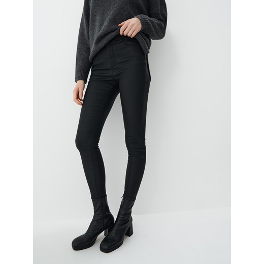 Mohito - Woskowane spodnie skinny - czarny ze sklepu Mohito w kategorii Jeansy damskie - zdjęcie 171147835