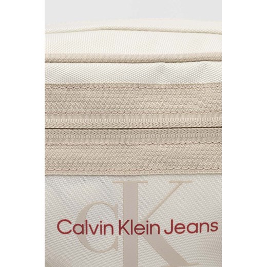 Listonoszka Calvin Klein na ramię beżowa matowa 