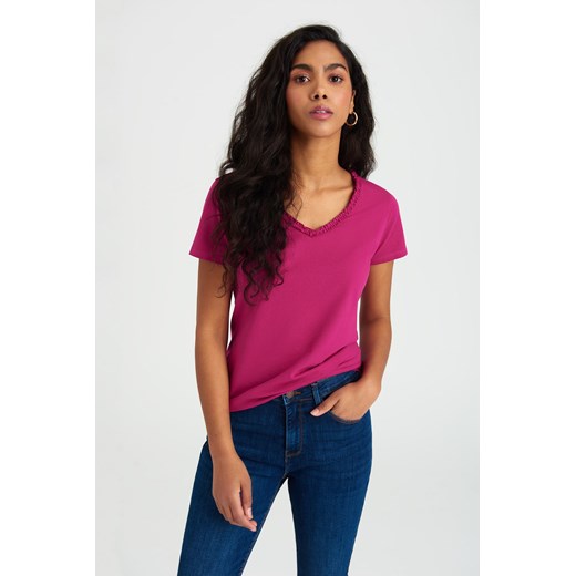 T-shirt damski z dekoltem w serek różowy ze sklepu 5.10.15 w kategorii Bluzki damskie - zdjęcie 171189125