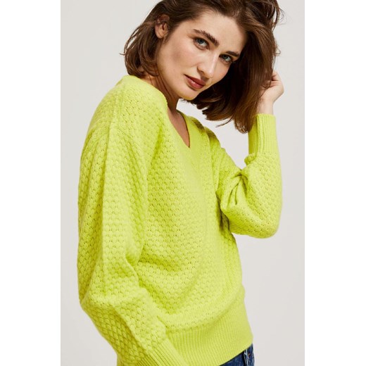Limonkowy sweter damski z dekoltem w serek L 5.10.15