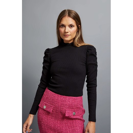 Czarna prążkowana bluzka z bufistaymi rękawami i półgolfem ze sklepu 5.10.15 w kategorii Bluzki damskie - zdjęcie 171203825