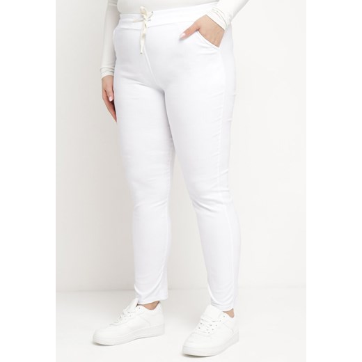 Białe Spodnie z Wysokim Stanem oraz Gumką w Pasie i Regulowanymi Troczkami Berlioza ze sklepu Born2be Odzież w kategorii Spodnie damskie - zdjęcie 171229635