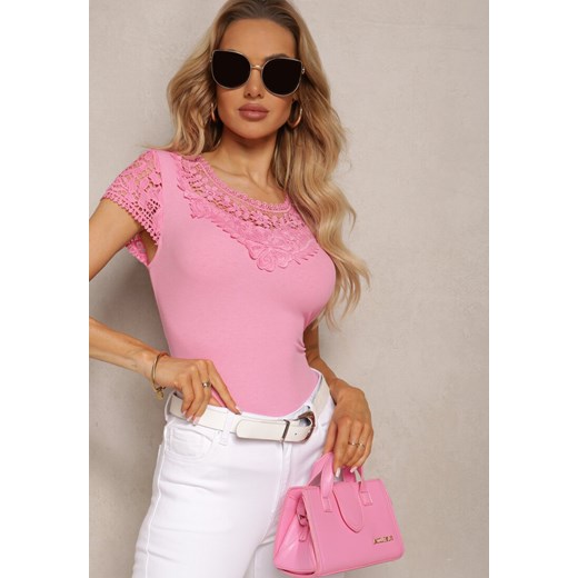 Różowy T-shirt z Prążkowaniem i Ozdobną Koronką przy Dekolcie i Ramionach Neliai ze sklepu Renee odzież w kategorii Bluzki damskie - zdjęcie 171233055