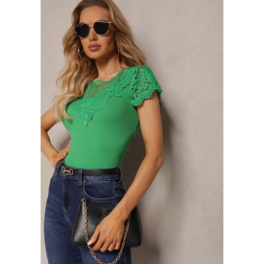 Zielony Prążkowany T-shirt z Koronką na Dekolcie i Rękawach Delalilena ze sklepu Renee odzież w kategorii Bluzki damskie - zdjęcie 171233105