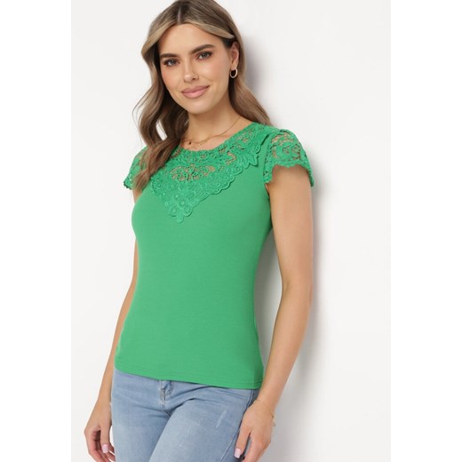 Zielony Prążkowany T-shirt z Koronkową Wstawką Glilama ze sklepu Born2be Odzież w kategorii Bluzki damskie - zdjęcie 171233378