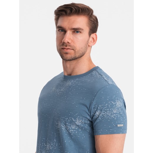 Męski t-shirt fullprint z rozrzuconymi literami - niebieski denim V3 OM-TSFP-0179 ze sklepu ombre w kategorii T-shirty męskie - zdjęcie 171261155