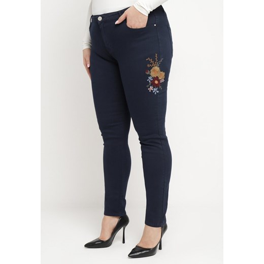 Granatowe Spodnie z Dopasowanymi Nogawkami Ozdobionymi Haftem Ariava ze sklepu Born2be Odzież w kategorii Spodnie damskie - zdjęcie 171267087