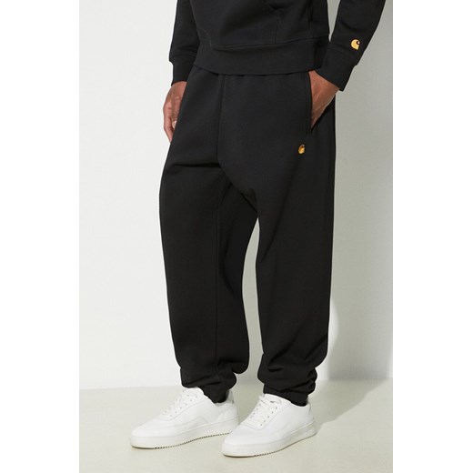 Carhartt WIP spodnie dresowe Chase Sweat Pant kolor czarny gładkie I033667.00FXX ze sklepu PRM w kategorii Spodnie męskie - zdjęcie 171298957