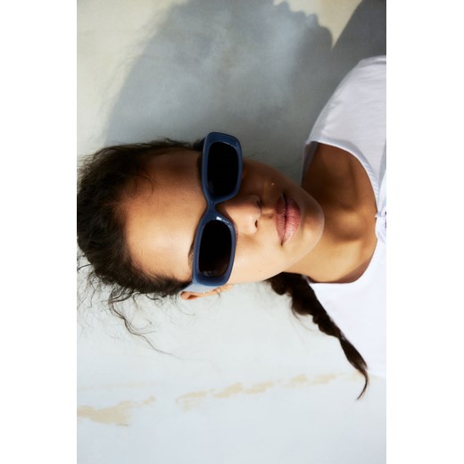 H & M - Prostokątne okulary przeciwsłoneczne - Niebieski ze sklepu H&M w kategorii Okulary przeciwsłoneczne damskie - zdjęcie 171299319