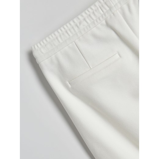 Reserved - Szorty regular fit - złamana biel Reserved XL Reserved