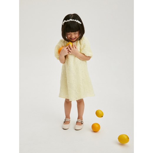 Reserved - Sukienka z piórami - żółty ze sklepu Reserved w kategorii Sukienki niemowlęce - zdjęcie 171318335