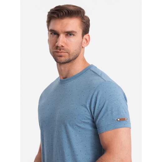 Męski t-shirt fullprint z kolorowymi literami - niebieski denim V4 OM-TSFP-0185 ze sklepu ombre w kategorii T-shirty męskie - zdjęcie 171322047
