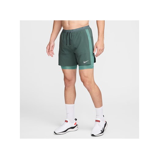 Męskie hybrydowe spodenki do biegania Nike Stride Dri-FIT 13 cm - Zieleń ze sklepu Nike poland w kategorii Spodenki męskie - zdjęcie 171331537