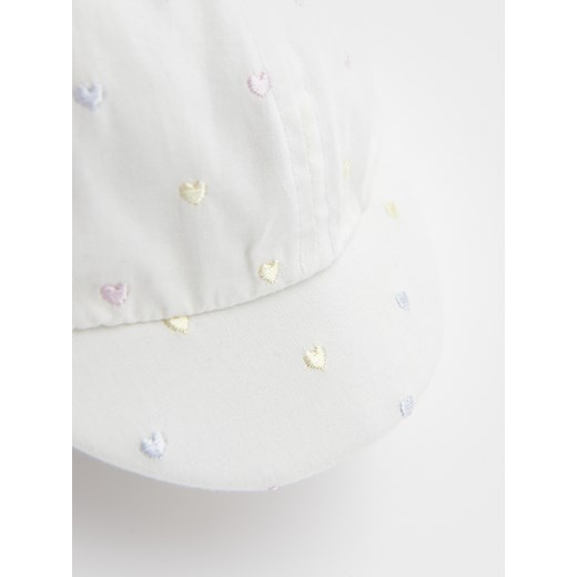 Reserved - Czapka z daszkiem z haftem - biały Reserved 0-6 miesięcy Reserved