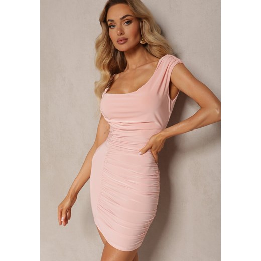 Różowa Sukienka Bodycon z Marszczeniem i Asymetryczną Górą z Klamerką Sylinesia ze sklepu Renee odzież w kategorii Sukienki - zdjęcie 171357875