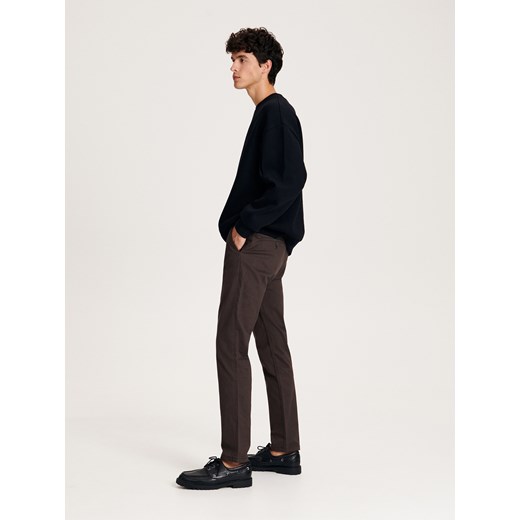 Reserved - Spodnie chino slim fit - ciemnobrązowy ze sklepu Reserved w kategorii Spodnie męskie - zdjęcie 171371517