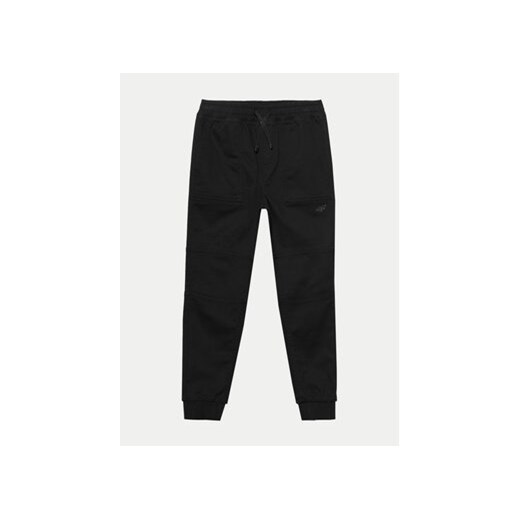 4F Spodnie dresowe 4FJWSS24TTROM588 Czarny Regular Fit ze sklepu MODIVO w kategorii Spodnie chłopięce - zdjęcie 171377215