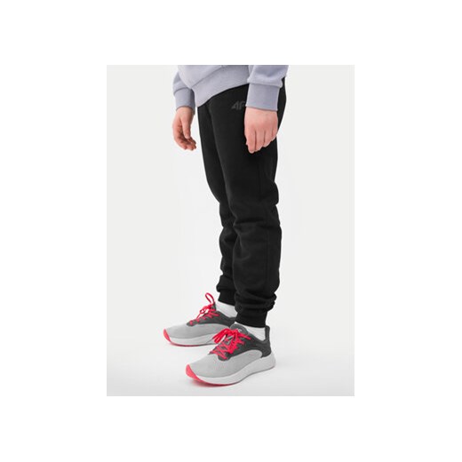 4F Spodnie dresowe 4FJWSS24TTROM591 Czarny Regular Fit ze sklepu MODIVO w kategorii Spodnie chłopięce - zdjęcie 171378105