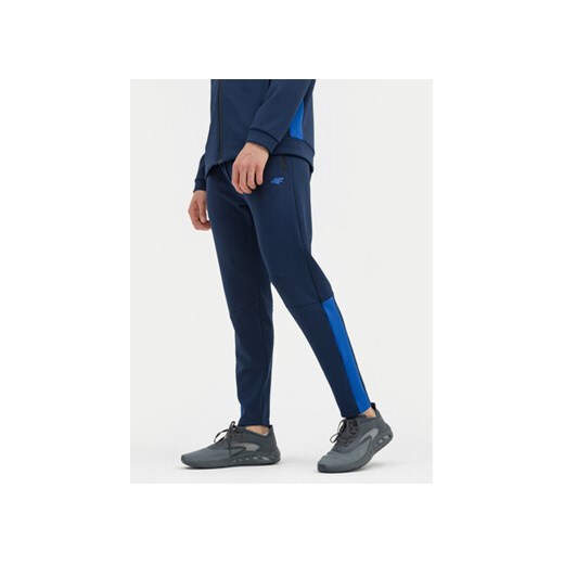 4F Spodnie dresowe 4FWSS24TFTRM670 Granatowy Regular Fit ze sklepu MODIVO w kategorii Spodnie męskie - zdjęcie 171420895
