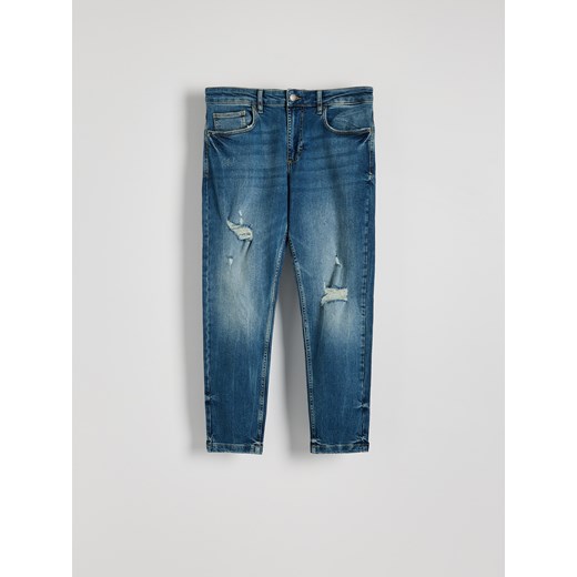 Reserved - Jeansy carrot slim z przetarciami - indigo jeans ze sklepu Reserved w kategorii Jeansy męskie - zdjęcie 171425699