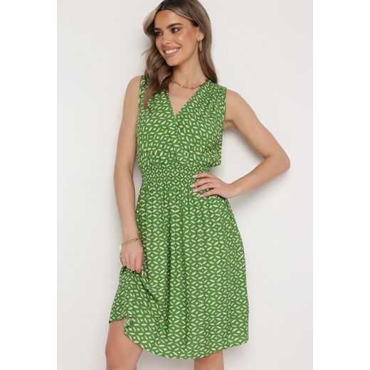Zielona Sukienka Midi z Wiskozy z Cienkimi Gumkami w Pasie i Kopertowym Dekoltem Manni ze sklepu Born2be Odzież w kategorii Sukienki - zdjęcie 171437338