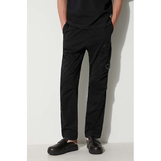 C.P. Company spodnie STRETCH SATEEN REGULAR PANTS męskie kolor czarny w fasonie cargo 15CMPA111A005529G ze sklepu PRM w kategorii Spodnie męskie - zdjęcie 171450538
