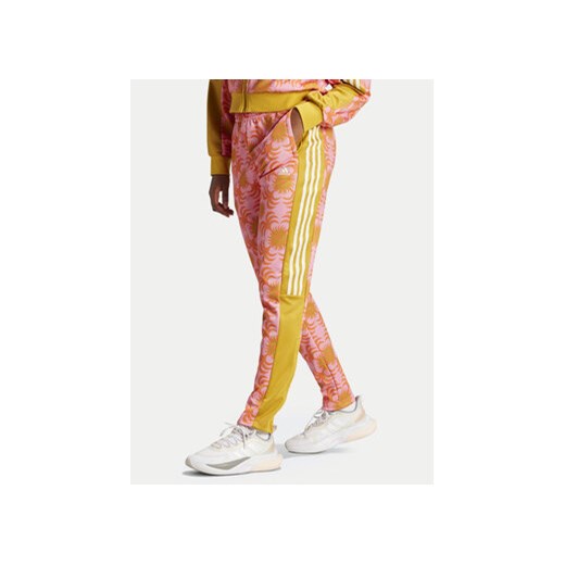 adidas Spodnie dresowe FARM Rio IQ4493 Różowy Regular Fit ze sklepu MODIVO w kategorii Spodnie damskie - zdjęcie 171454078
