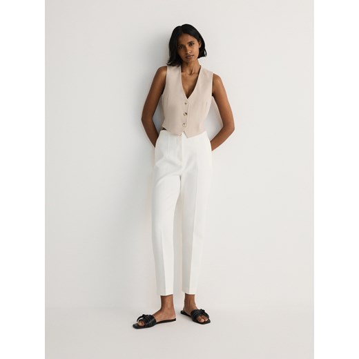 Reserved - Gładkie cygaretki z bawełną - biały ze sklepu Reserved w kategorii Spodnie damskie - zdjęcie 171454989