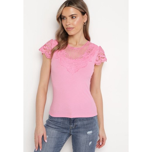 Różowy T-shirt z Koronkową Wstawką z Prążkowanego Materiału Celalilena ze sklepu Born2be Odzież w kategorii Bluzki damskie - zdjęcie 171463008