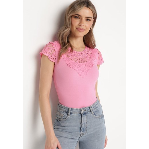 Różowy Prążkowany T-shirt z Koronkową Wstawką Glilama ze sklepu Born2be Odzież w kategorii Bluzki damskie - zdjęcie 171463015