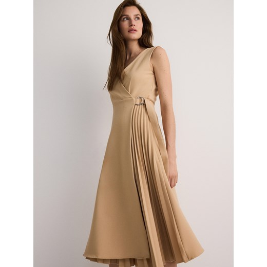 Reserved - Sukienka midi z plisami - beżowy ze sklepu Reserved w kategorii Sukienki - zdjęcie 171493858