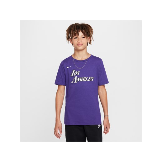 T-shirt dla dużych dzieci z logo Los Angeles Lakers City Edition Nike NBA - Fiolet ze sklepu Nike poland w kategorii T-shirty chłopięce - zdjęcie 171502378