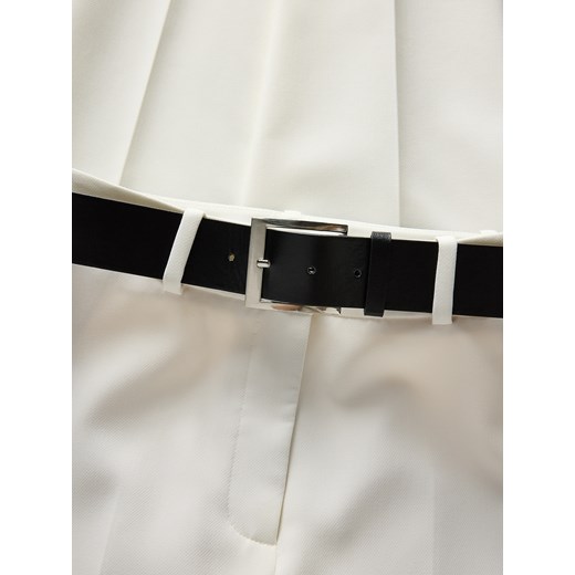 Reserved - Spodnie z paskiem - biały Reserved L Reserved