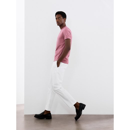 Reserved - Spodnie chino leisure fit - biały ze sklepu Reserved w kategorii Spodnie męskie - zdjęcie 171513056