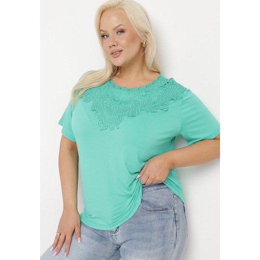 Zielona Koszulka z Krótkim Rękawem z Koronkowym Dekoltem Lovella ze sklepu Born2be Odzież w kategorii Bluzki damskie - zdjęcie 171514527