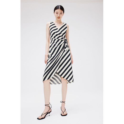 H & M - Kopertowa sukienka o strukturalnej powierzchni - Czarny ze sklepu H&M w kategorii Sukienki - zdjęcie 171537308
