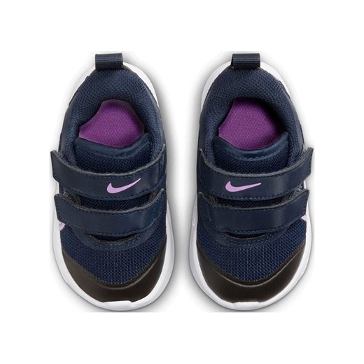 Nike Sneakersy &quot;Omni Multi-Court&quot; w kolorze granatowym Nike 22 wyprzedaż Limango Polska