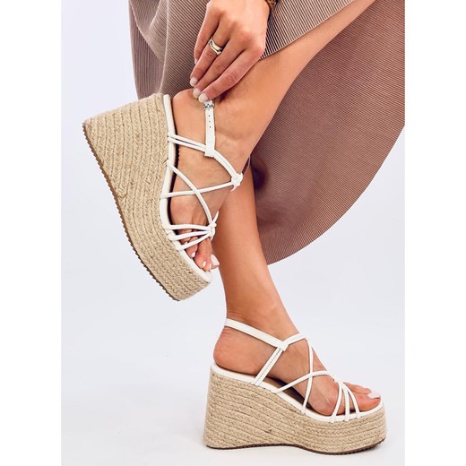 Sandały damskie z klamrą na platformie 