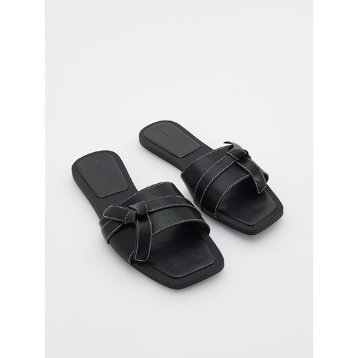 Klapki damskie Reserved czarne płaskie bez zapięcia skórzane 