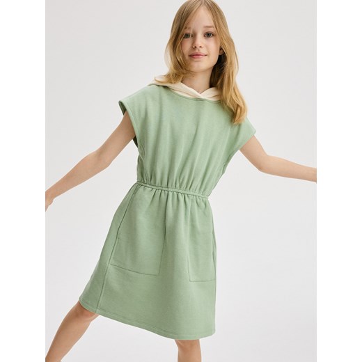 Reserved - Dzianinowa sukienka z kapturem - zielony ze sklepu Reserved w kategorii Sukienki dziewczęce - zdjęcie 171585039