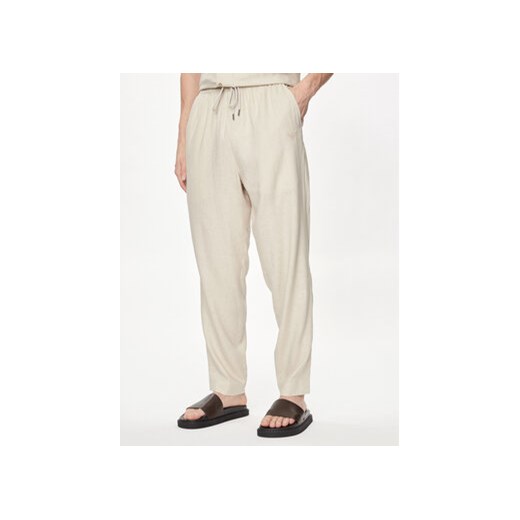 Emporio Armani Underwear Spodnie materiałowe 211871 4R467 00040 Écru Regular Fit ze sklepu MODIVO w kategorii Spodnie męskie - zdjęcie 171586968